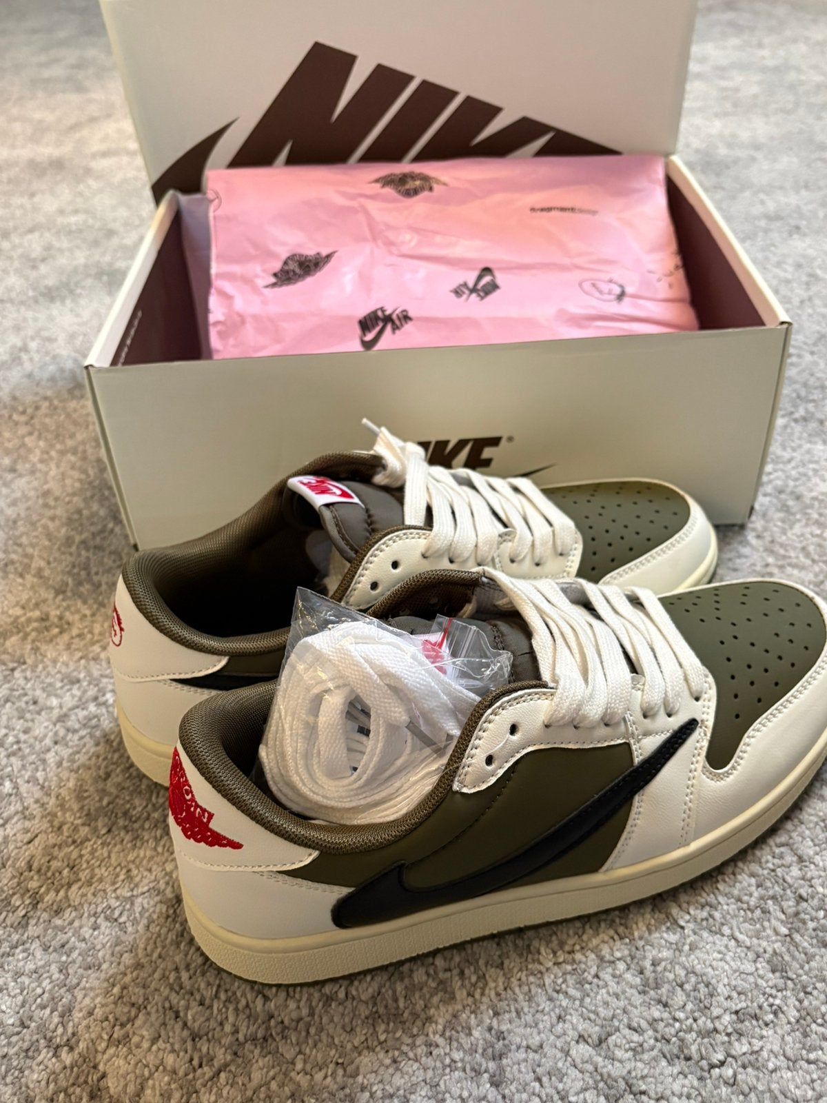 Travis Scott x Air Jordan 1 Low - Medium Olive, Overige kleuren, Nieuw, Ophalen of Verzenden, Sneakers of Gympen