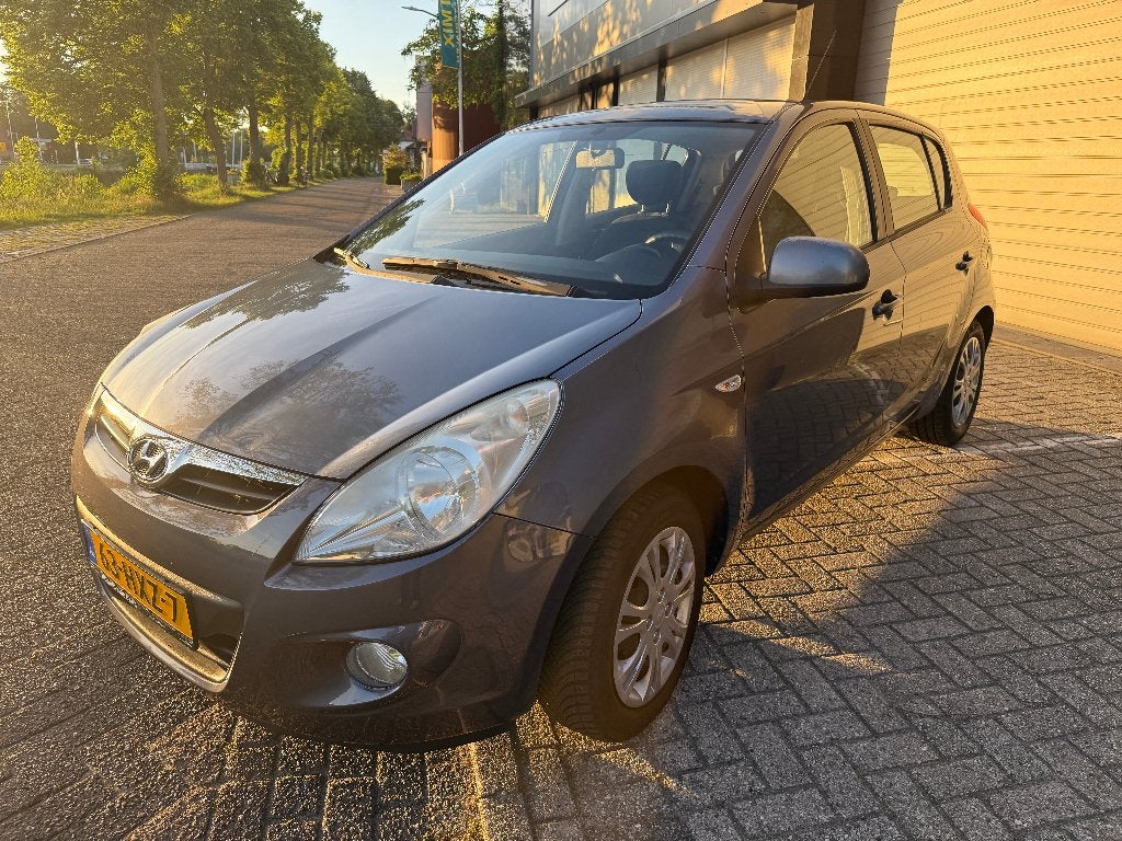 Hyundai i20 1.4 5-DRS 2009 Grijs NAP NIEUWE APK, Voorwielaandrijving, 40 €/maand, 4 cilinders, 1396 cc