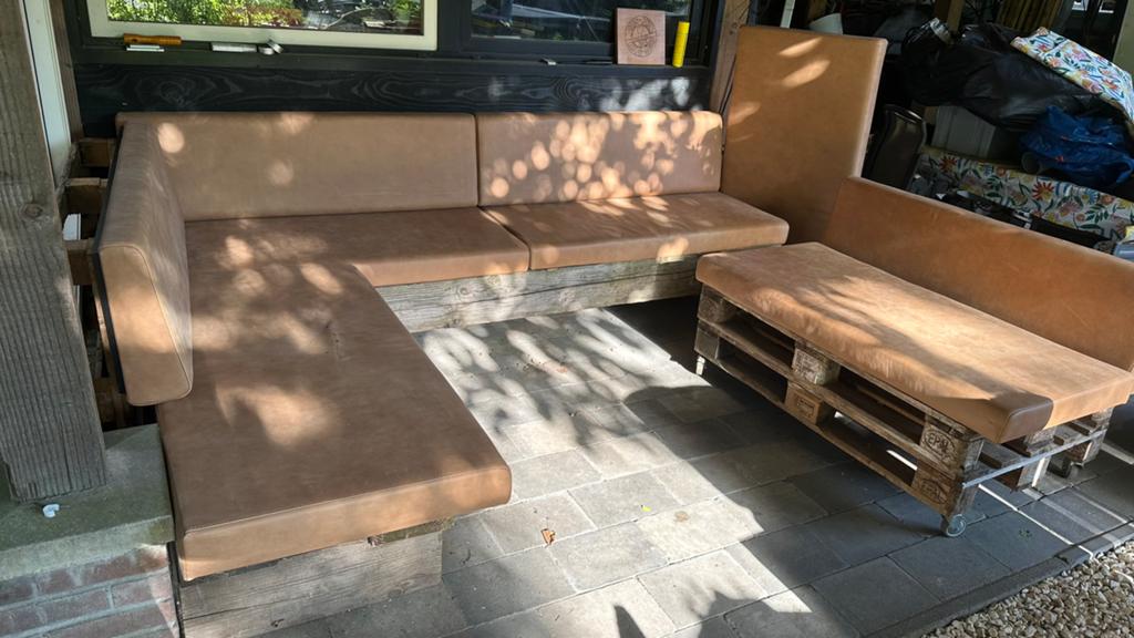 skai leren bank op houten balken, Ophalen, Gebruikt, Overige materialen