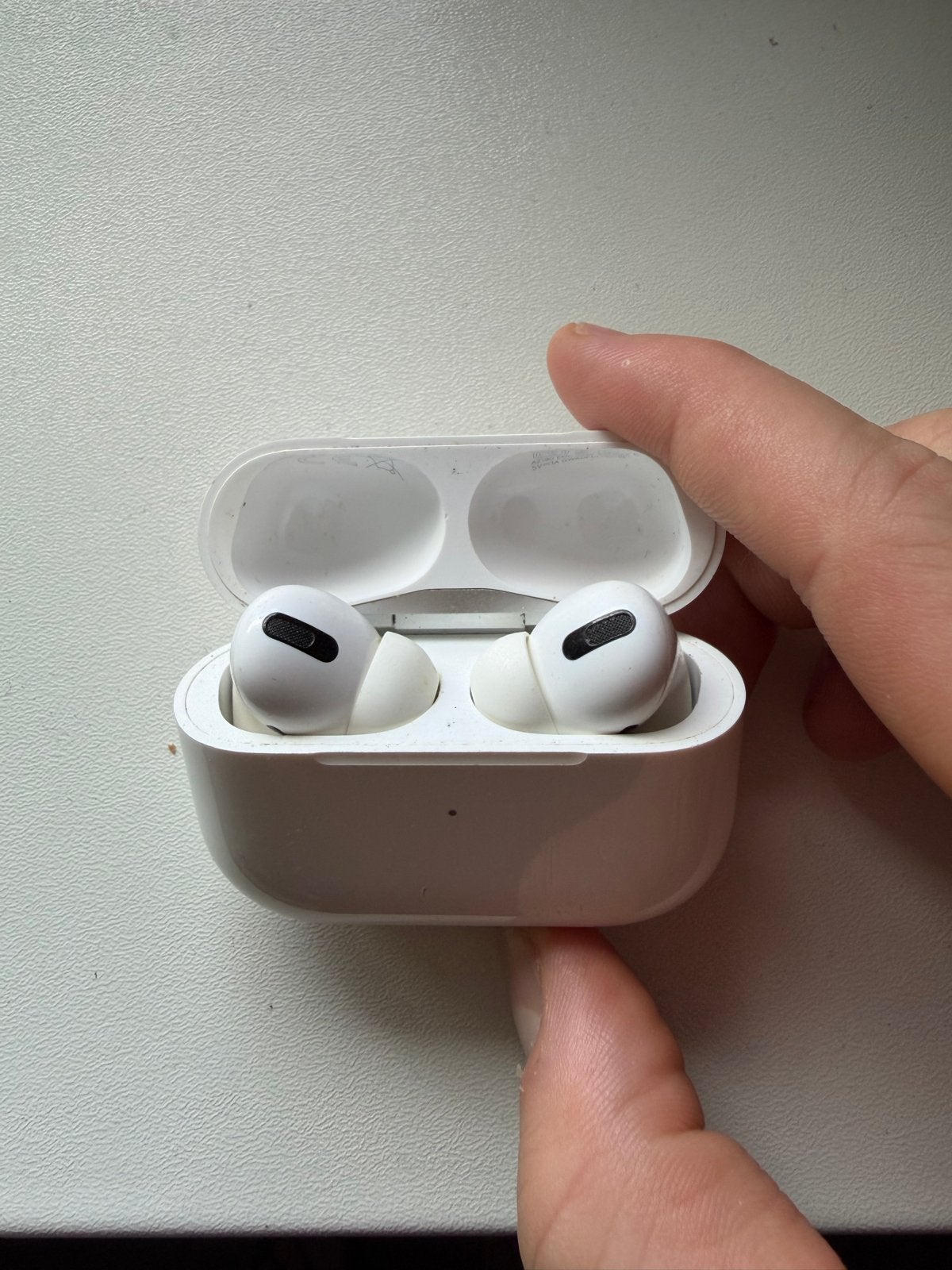 Airpods 1e generatie - Oortjes werken, case laadt niet op, In-ear, Gebruikt, Bluetooth, Ophalen of Verzenden