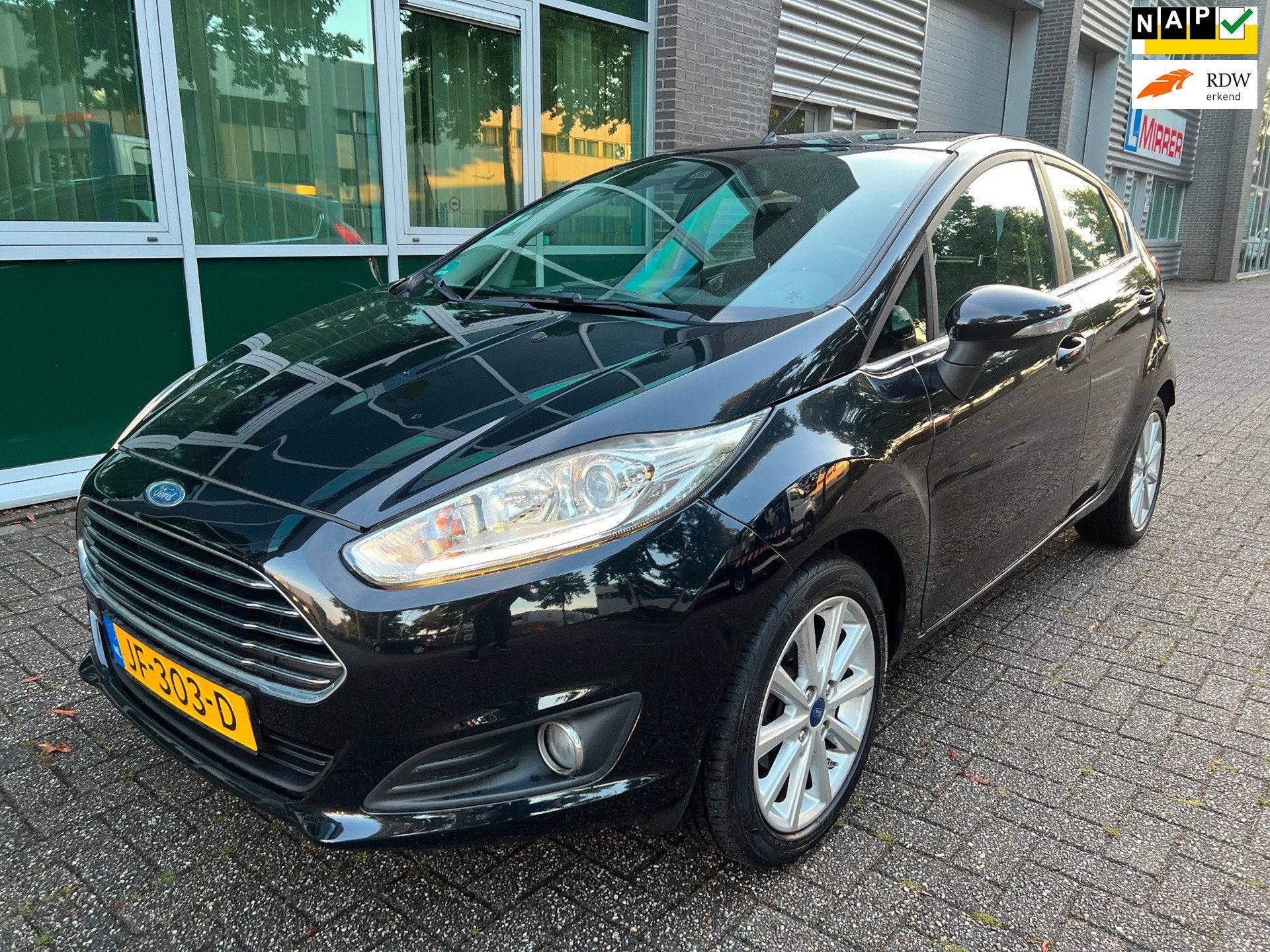Ford Fiesta 1.0 Titanium - AIRCO - TREKHAAK - NAP !, Auto's, Voorwielaandrijving, Stof, 525 kg, Verwarmde buitenspiegels