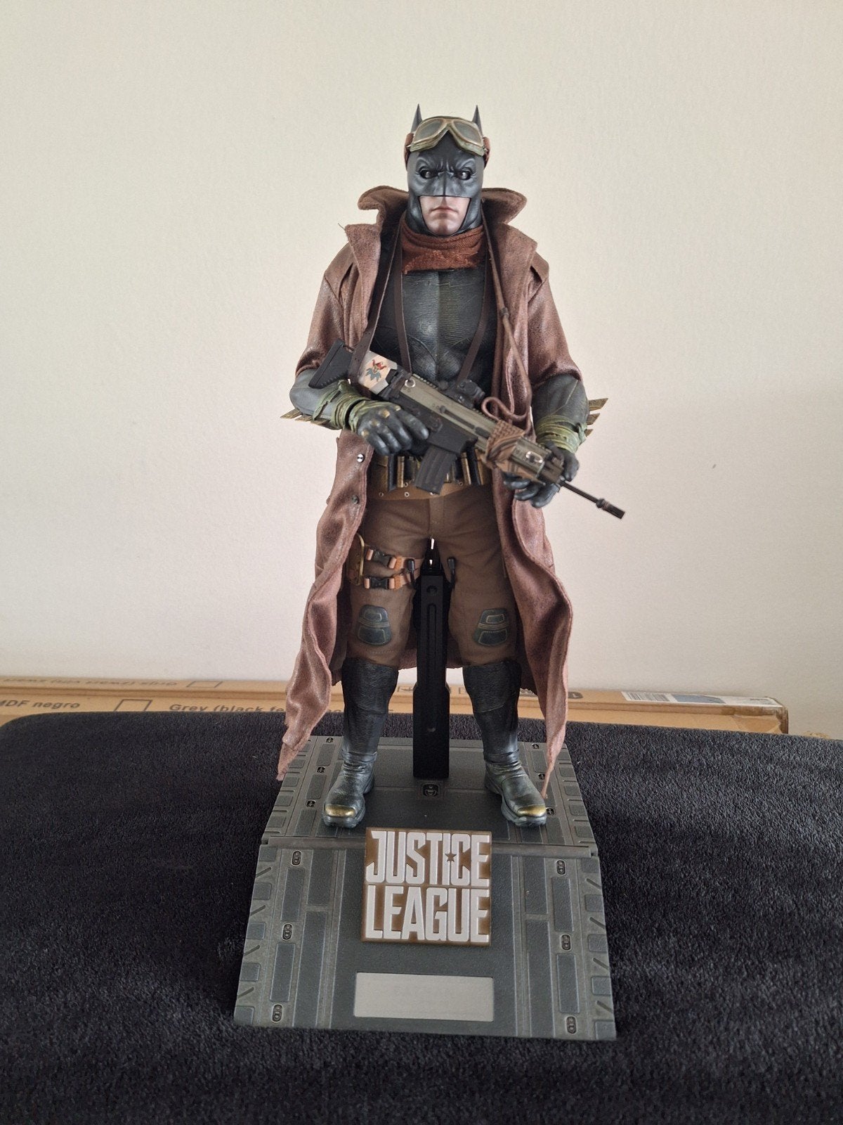 Hot Toys 1/6 Knightmare batman, Ophalen of Verzenden, Zo goed als nieuw, Actiefiguur of Pop