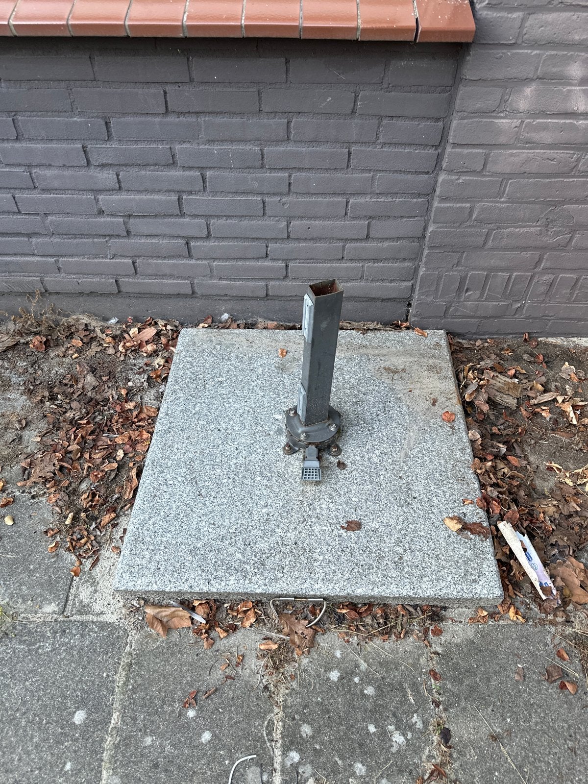 Parasolvoet met granieten tegel, Ophalen, Gebruikt