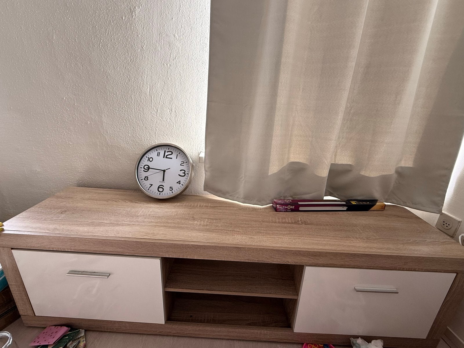 Stijlvolle wandklok, analoog, wit met zilveren rand, Huis en Inrichting, Ophalen, Wit, Analoog, Werkt op batterijen