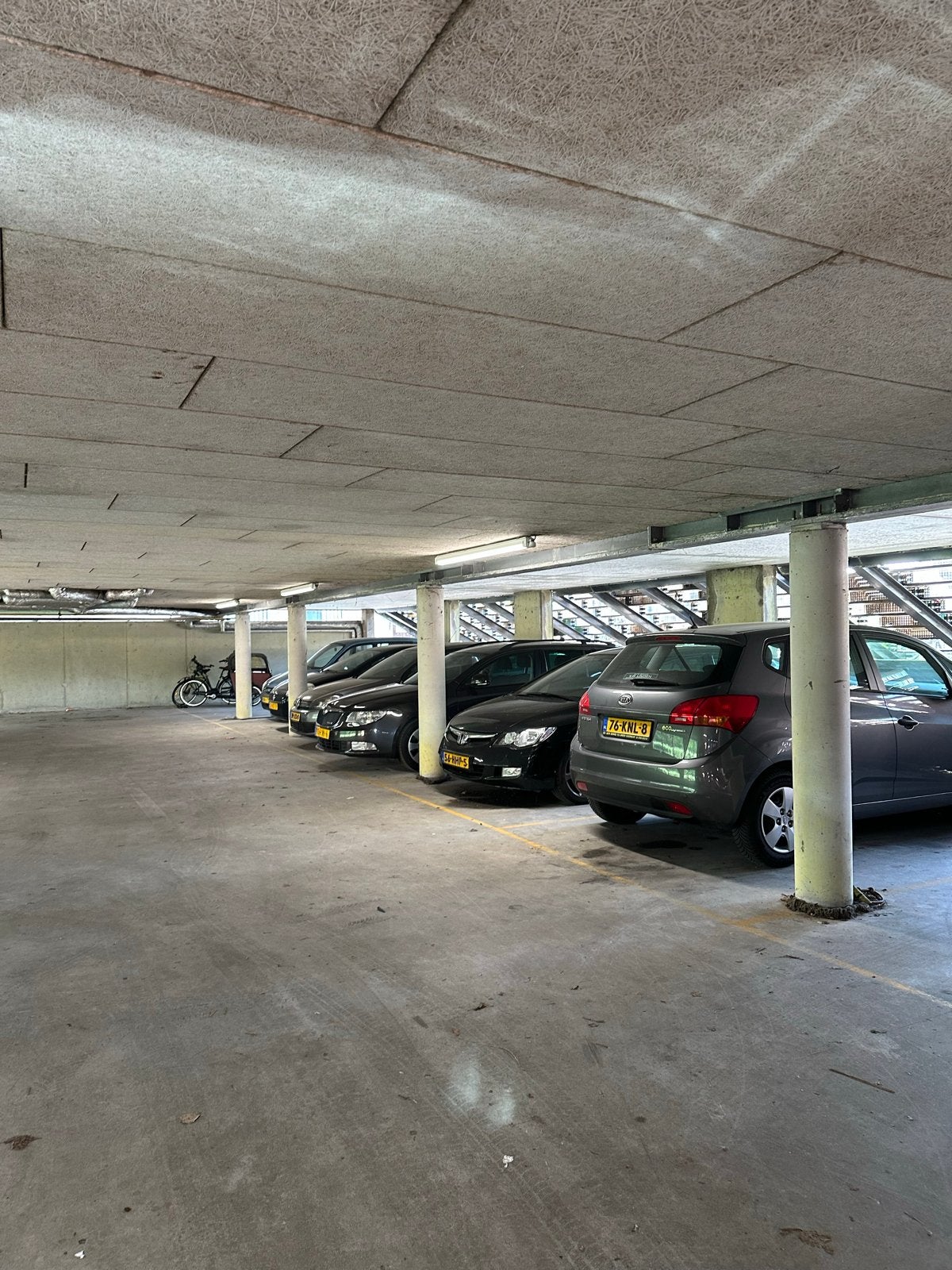 Ruime parkeerplaats in overdekte en afgesloten garage