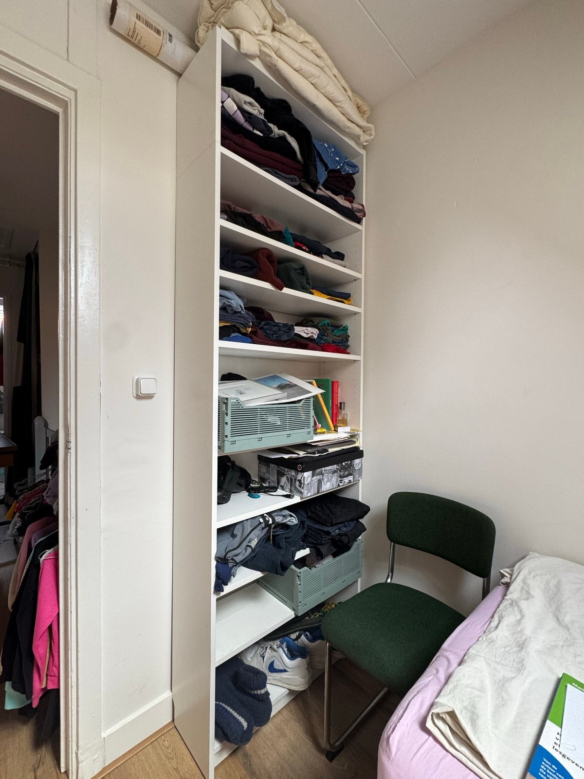 Hoge witte IKEA kast met planken - 237x80x28 cm, Huis en Inrichting, Kasten | Kledingkasten, Ophalen, Met plank(en), Gebruikt