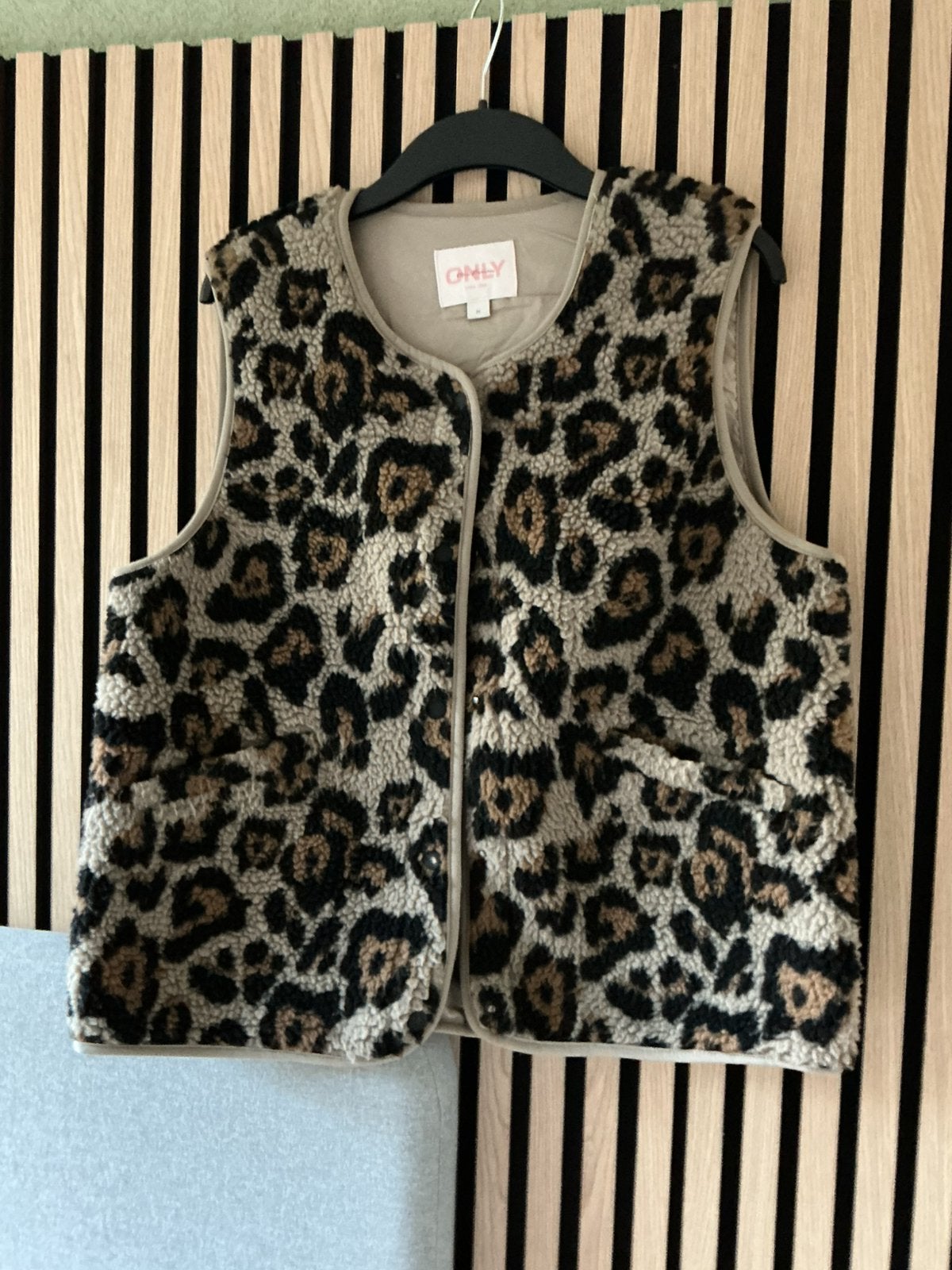 Leuk gilet, vestje, jasje van Only maat M, Ophalen of Verzenden, Zo goed als nieuw, Maat 38/40 (M), Zwart