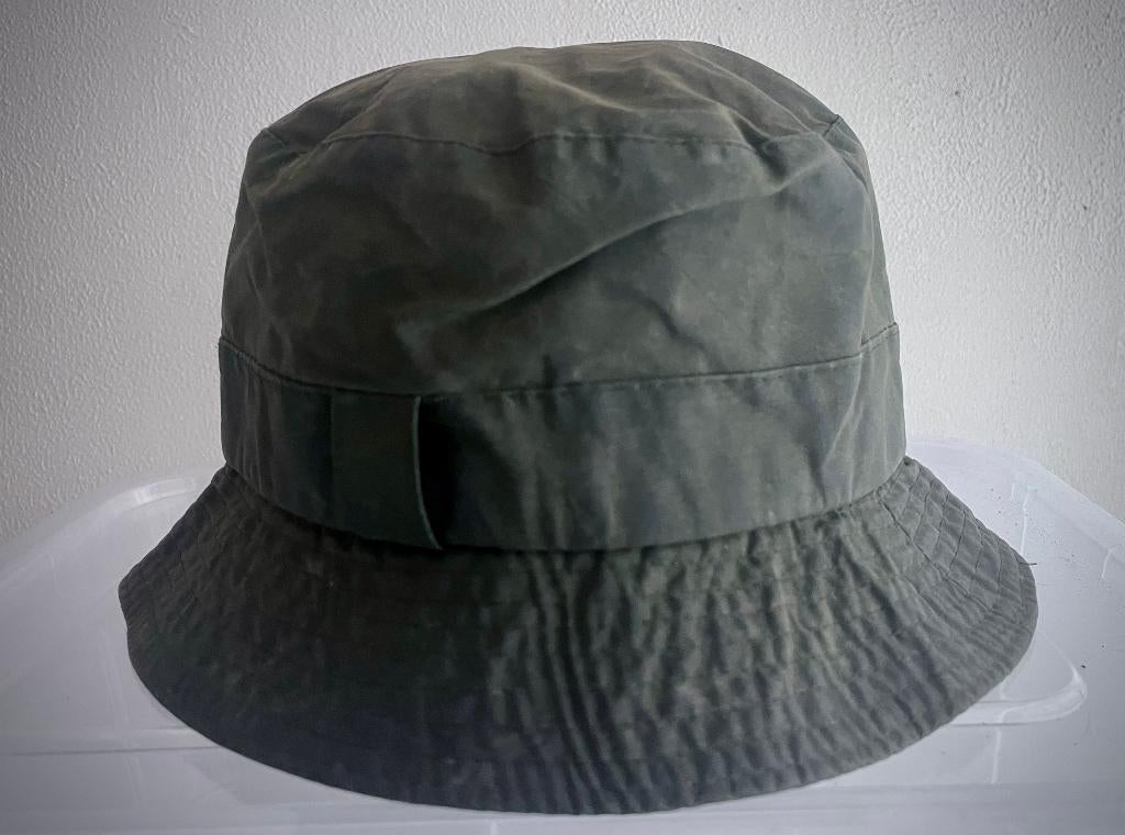 Barbour waxed bucket hat..vissershoedje maat L, Ophalen, Barbour, Hoed, Gedragen