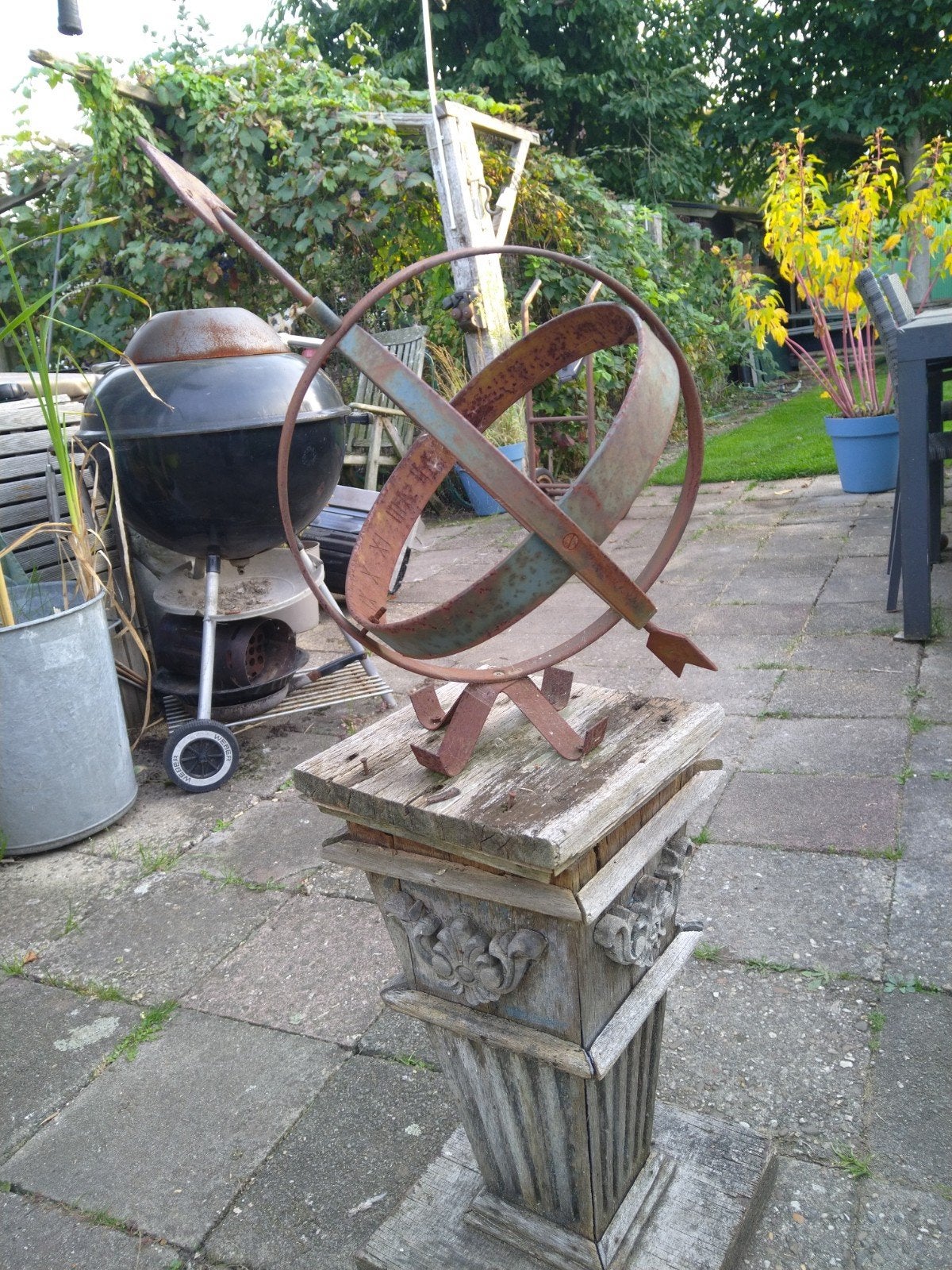 Antieke Zonnewijzer op Houten Sokkel - Tuindecoratie, Ophalen of Verzenden, Metaal, Bruin, Gebruikt