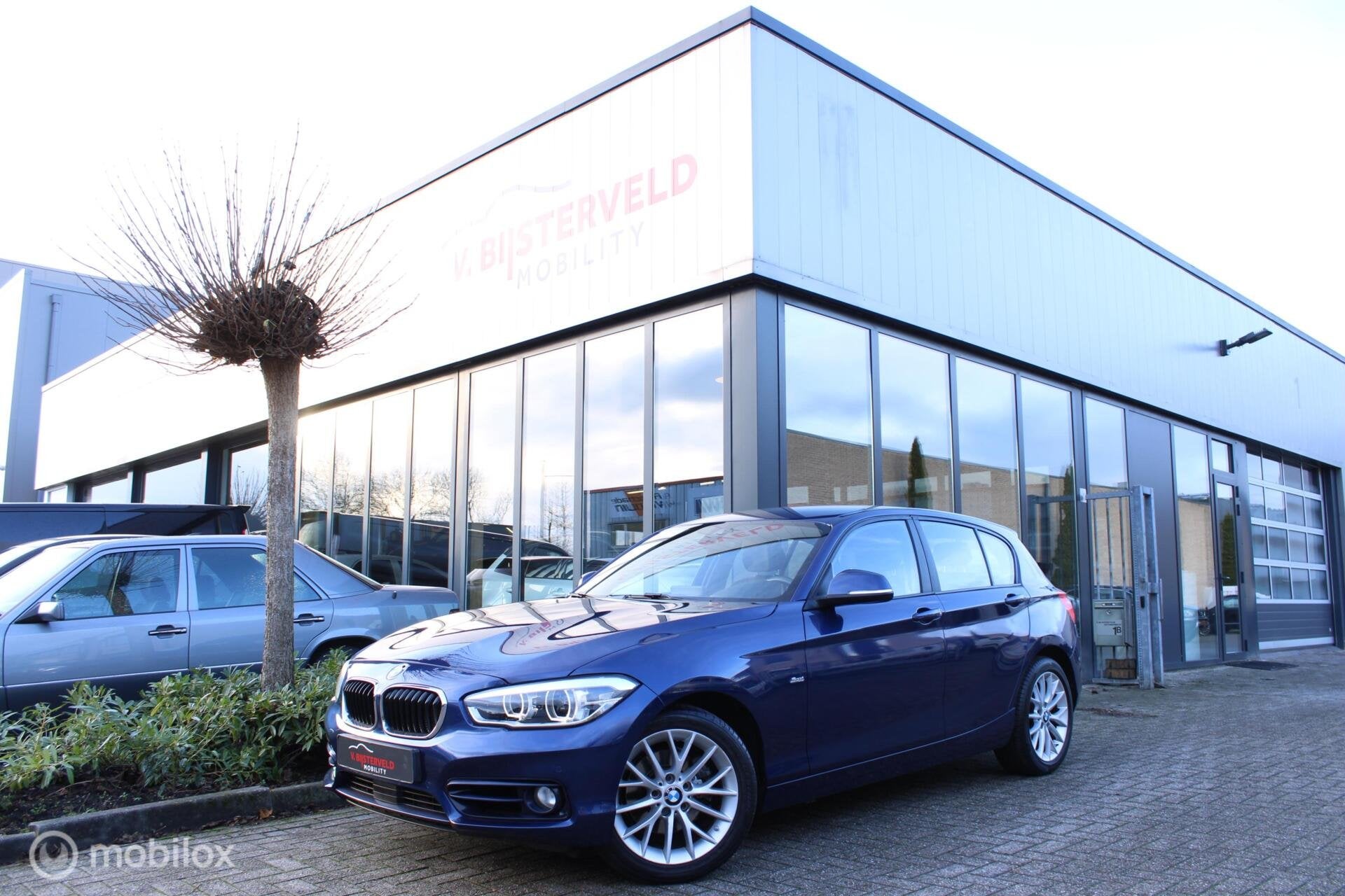 BMW 1-serie 120i M Sport Edition NL-auto|ACC|Harman Kardon, Auto's, Achterwielaandrijving, Gebruikt, 4 cilinders, Blauw