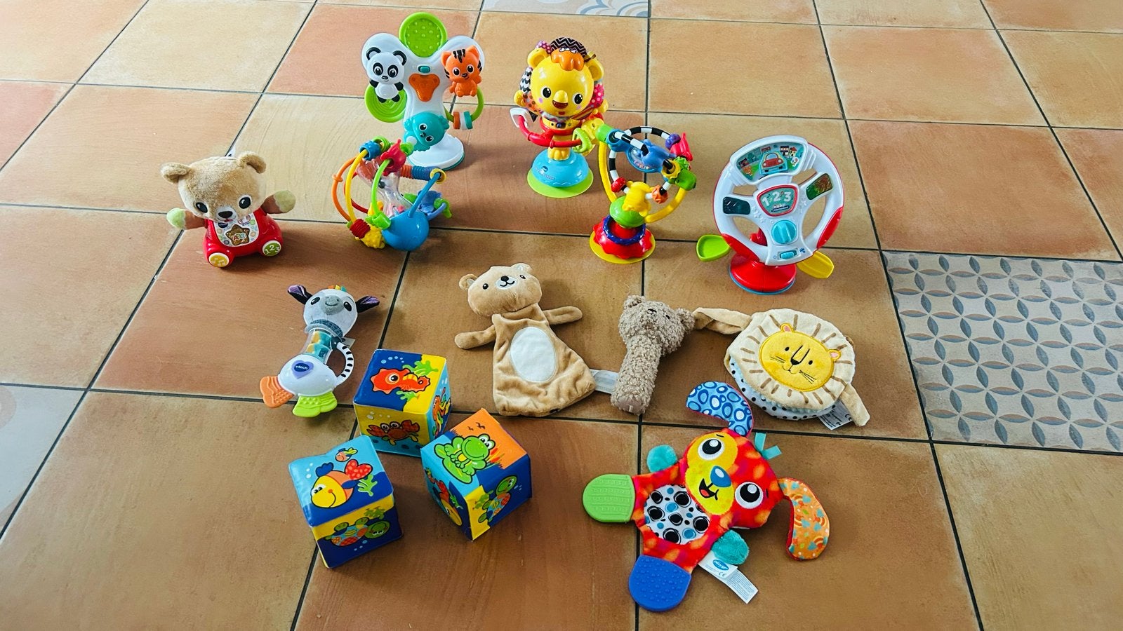 Grote set baby speelgoed: rammelaars, mobiel, blokken, Kinderen en Baby's, Ophalen, Gebruikt, Overige typen, Met licht