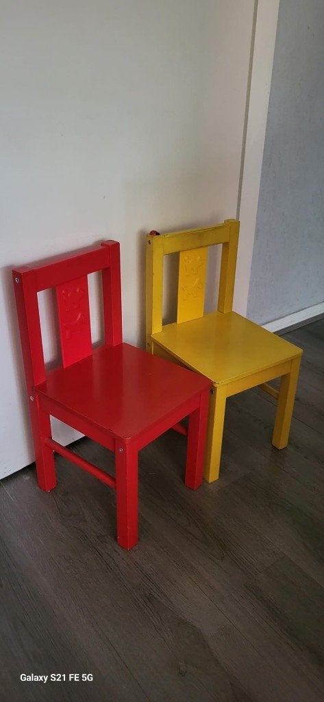 Gratis ophalen 2 kinderstoeltjes Ikea, rood en geel igst, Kinderen en Baby's, Ophalen, Gebruikt, Stoel(en)