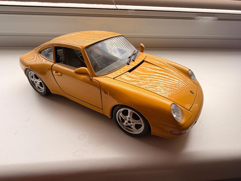 Bburago Porsche 911 Carrera 1993 Geel  schaal 1:18, Hobby en Vrije tijd, Modelauto's | 1:18, Ophalen, Zo goed als nieuw, Auto
