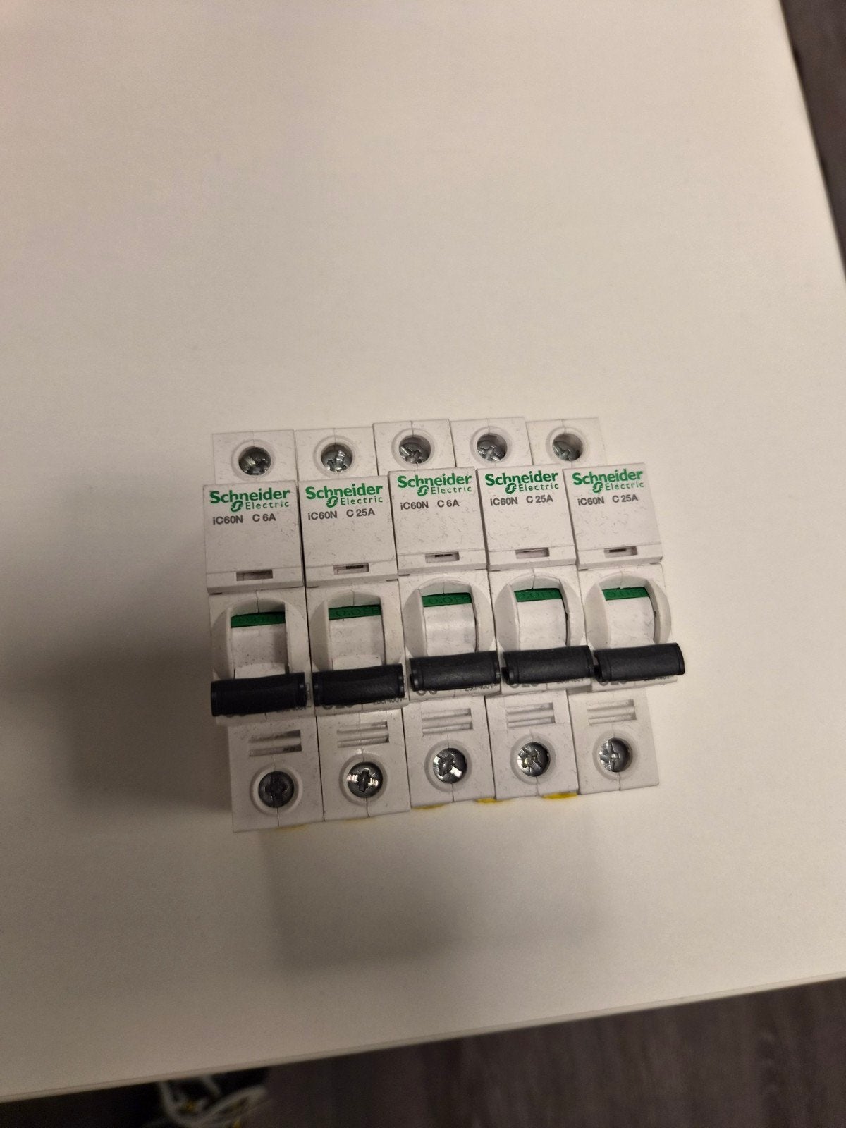 Schneider Electric IC60N C 6A en 25A Installatieautomaten, Ophalen of Verzenden, Zo goed als nieuw, Schneider Electric, Installatieautomaat
