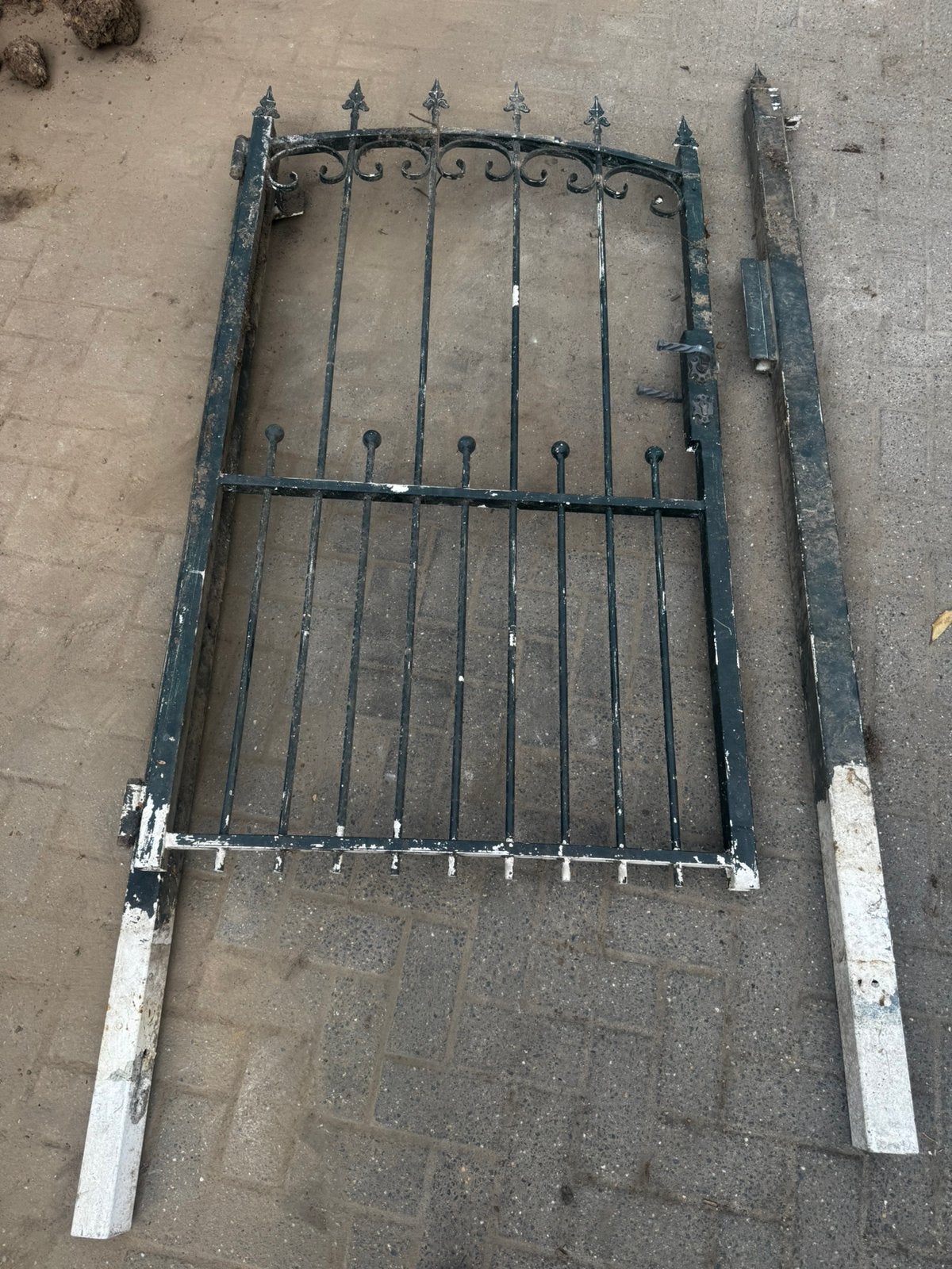 Prachtig oud smeedijzeren sierhekwerk met poort + 3 palen, Gebruikt, Ophalen of Verzenden, IJzer, 200 cm of meer