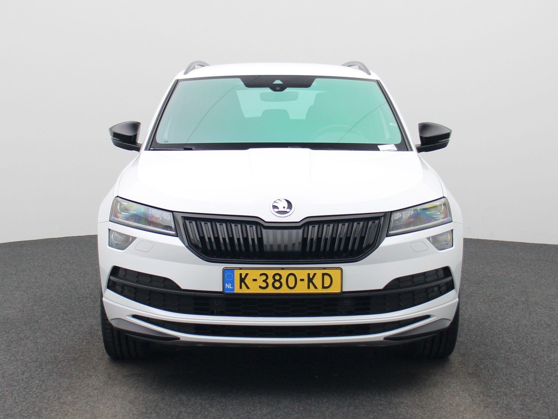 Skoda Karoq 1.5 TSI ACT Sportline Business 150 PK | Automaat, Stof, 4 cilinders, Wit, Bedrijf