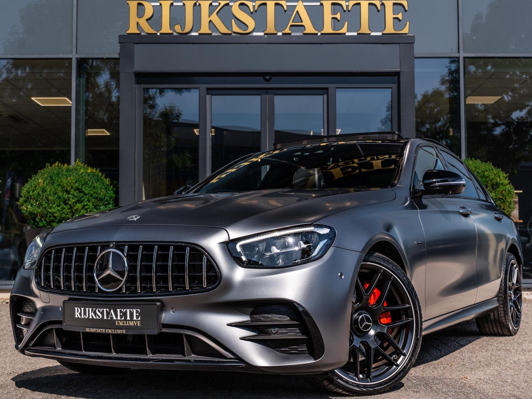 Mercedes E-klasse E300 e 4MATIC AMG Line|PANO|BURMESTER|360, Auto's, Mercedes-Benz, Automaat, Gebruikt, 4 cilinders, Met garantie (alle)