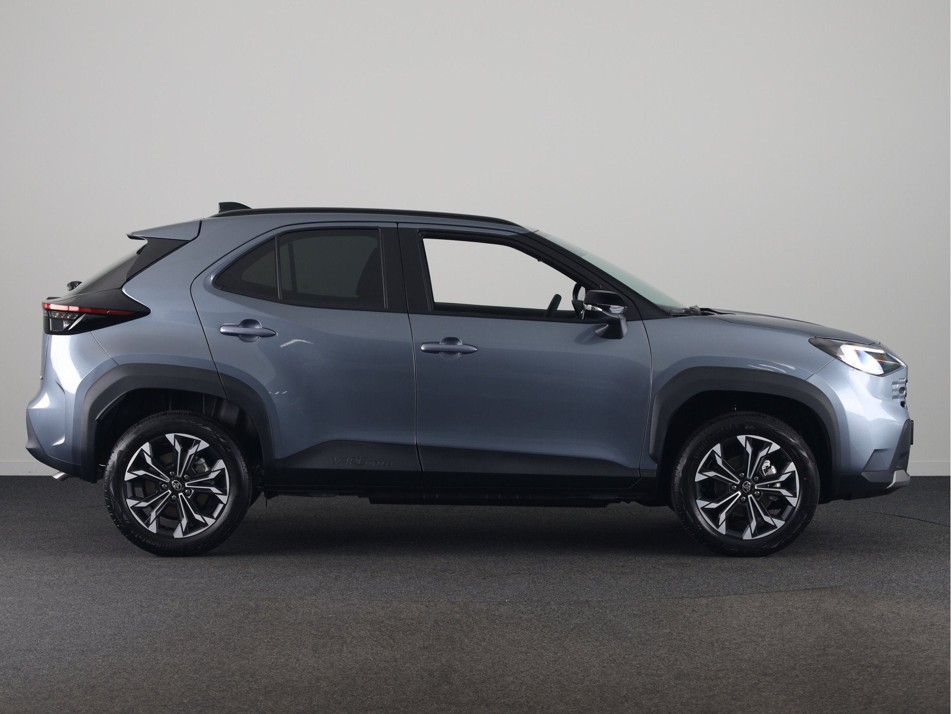 Toyota Yaris Cross 1.5 Hybrid 130 First Edition *NIEUW* | Di, 12 maanden, Zwart, Leder en Stof, 23 km/l