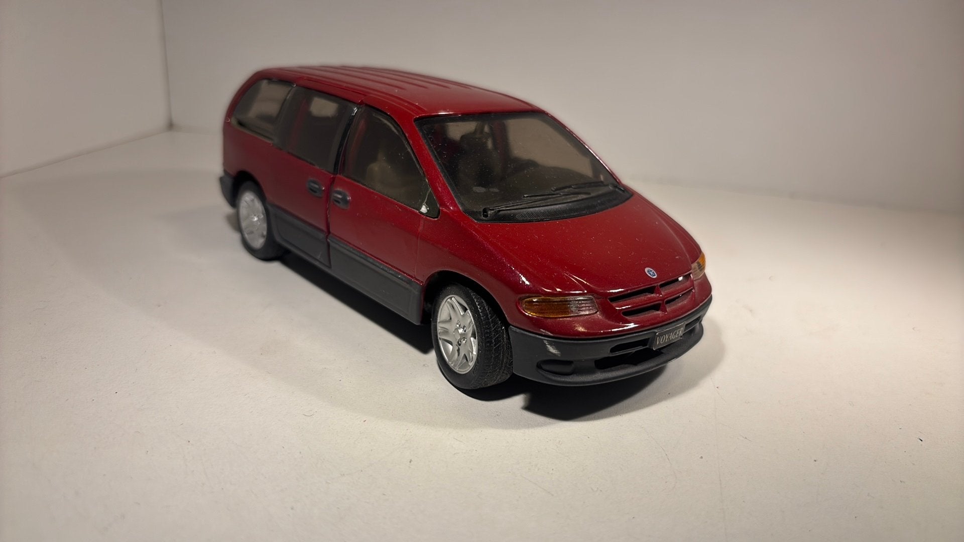 Dodge caravan maisto 1.26 schade, Hobby en Vrije tijd, Modelauto's | 1:24, Maisto, Ophalen of Verzenden, A, A