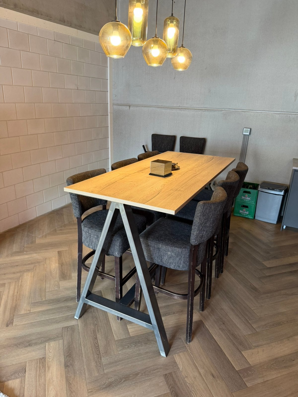 Hoge tafel met krukken te koop, Ophalen