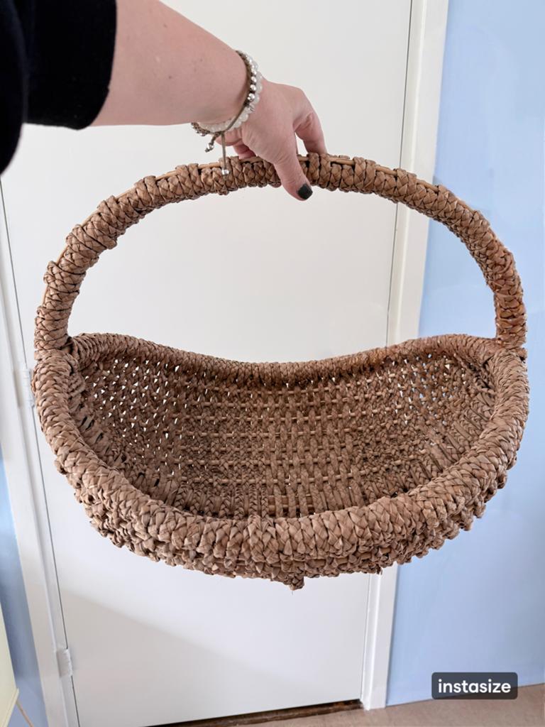 Vintage grote rieten mand met hengsel, Huis en Inrichting, Woonaccessoires | Krantenbakken en Lectuurbakken, Vintage, Vintage