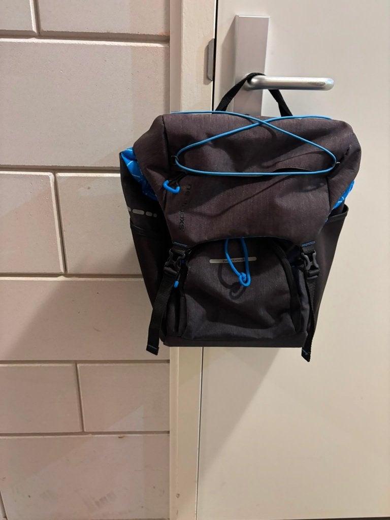fietstoeltje en fietstas zo goed als nieuw, Fietsen en Brommers, Fietsaccessoires | Fietsstoeltjes, Ophalen, Voetsteuntjes, 0 t/m 18 kg