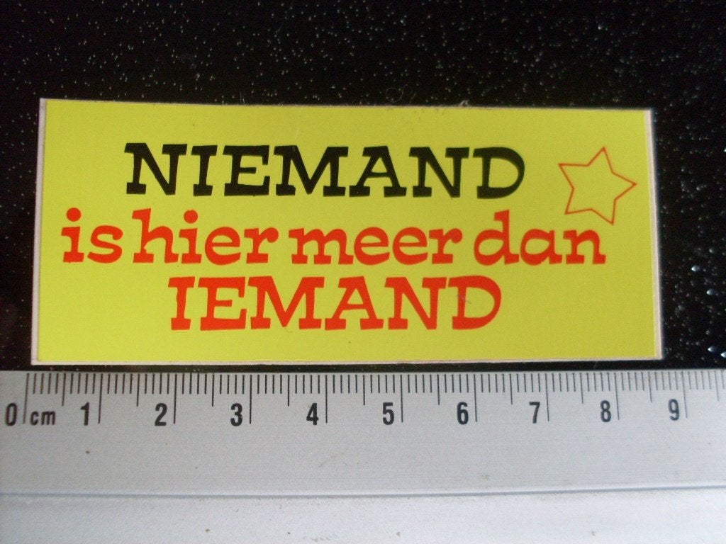 sticker niemand is hier meer dan iemand humor, Verzenden, Zo goed als nieuw, Overige typen