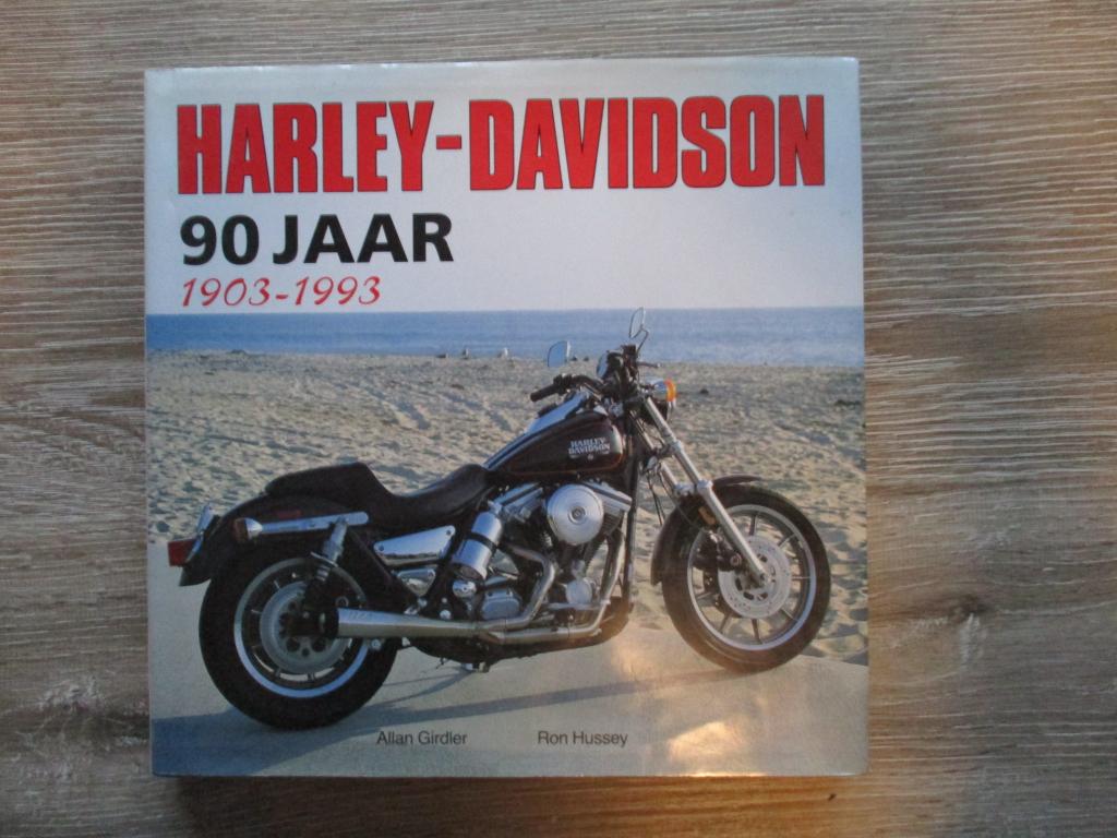 Harley-Davidson 90 jaar 1903-1993 - Allan Girdler / Ron Hu, Ophalen of Verzenden, Gelezen, Tractor en Landbouw