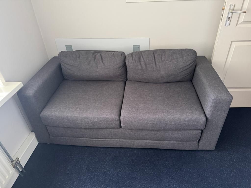 Compacte slaapbank - Ideaal voor kleine ruimtes, Huis en Inrichting, Gebruikt, Tweepersoons, Ophalen of Verzenden, 200 cm