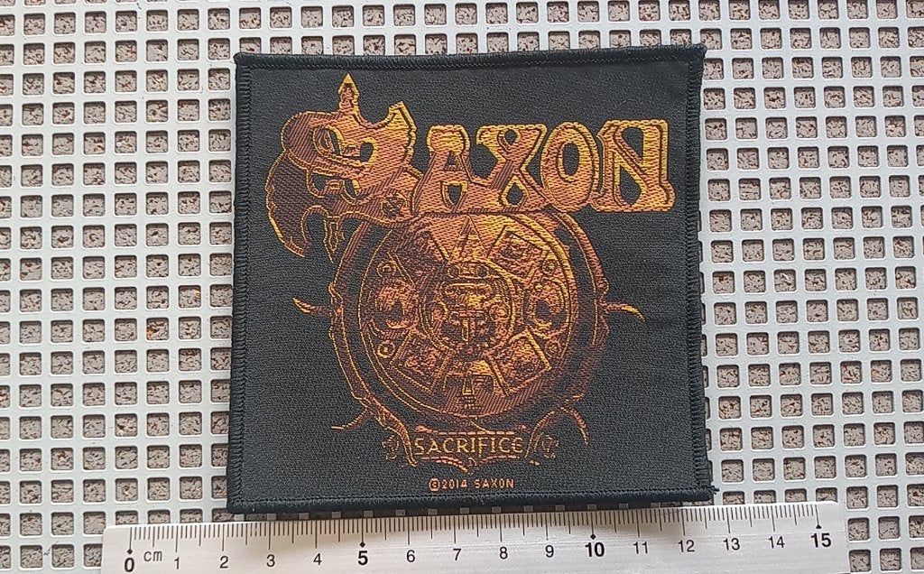 Saxon leuke officiele sacrifice 2014 patch 18, Verzenden, Nieuw, Kleding