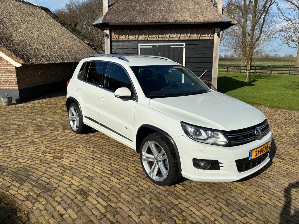 Volkswagen Tiguan 1.4 TSI R line uitvoering, Auto's, Volkswagen, Voorwielaandrijving, 15 km/l, 1800 kg, Zwart
