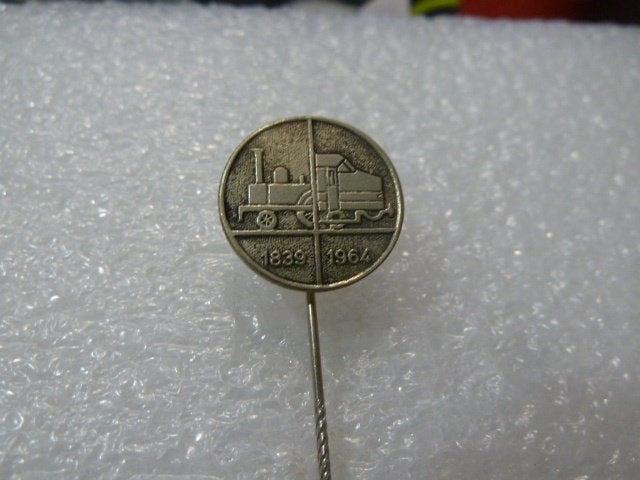 Vintage Speldje Trein 1839-1964 Jubileum, Ophalen of Verzenden, Gebruikt, Transport, Speldje of Pin