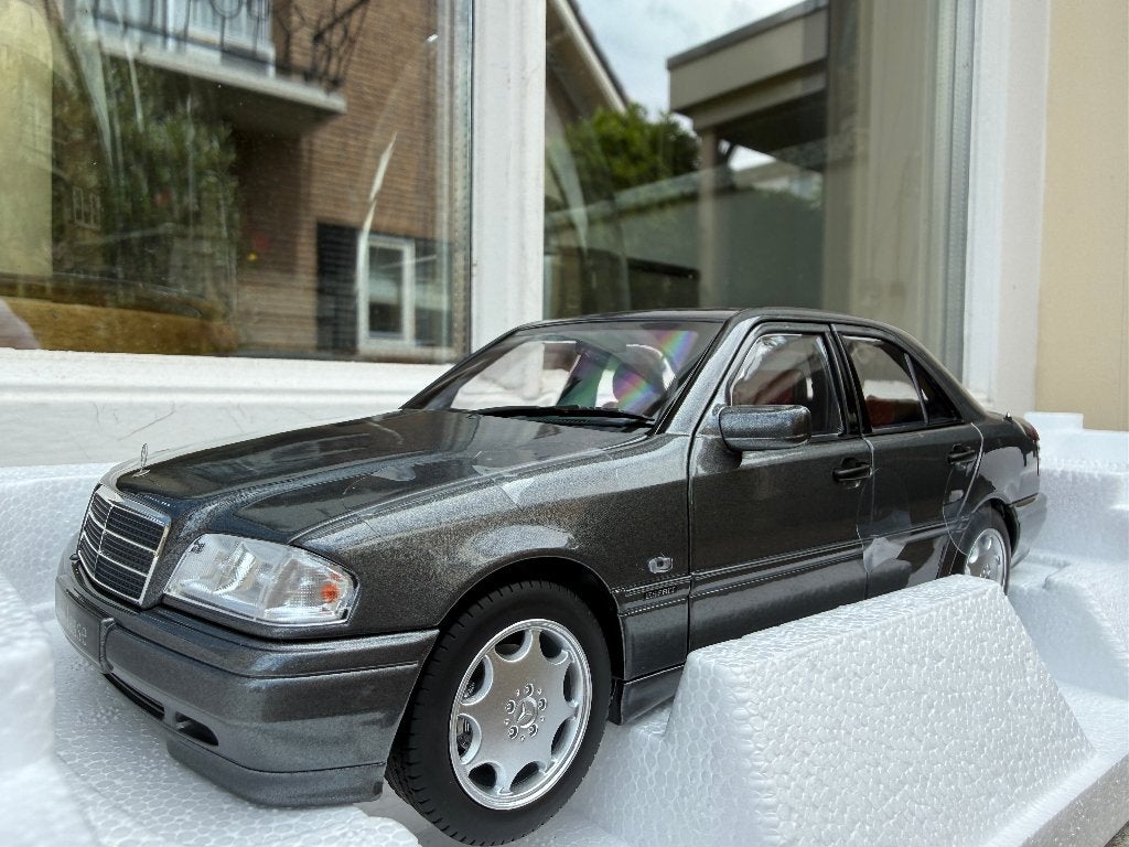 1:18 Mercedes W202 C-Klasse Onyx grijs 1997 Norev 183371, Hobby en Vrije tijd, Modelauto's | 1:18, Auto, Norev, 70-72 Av. de Bohlen, Vaulx-en-Velin, 69120, France