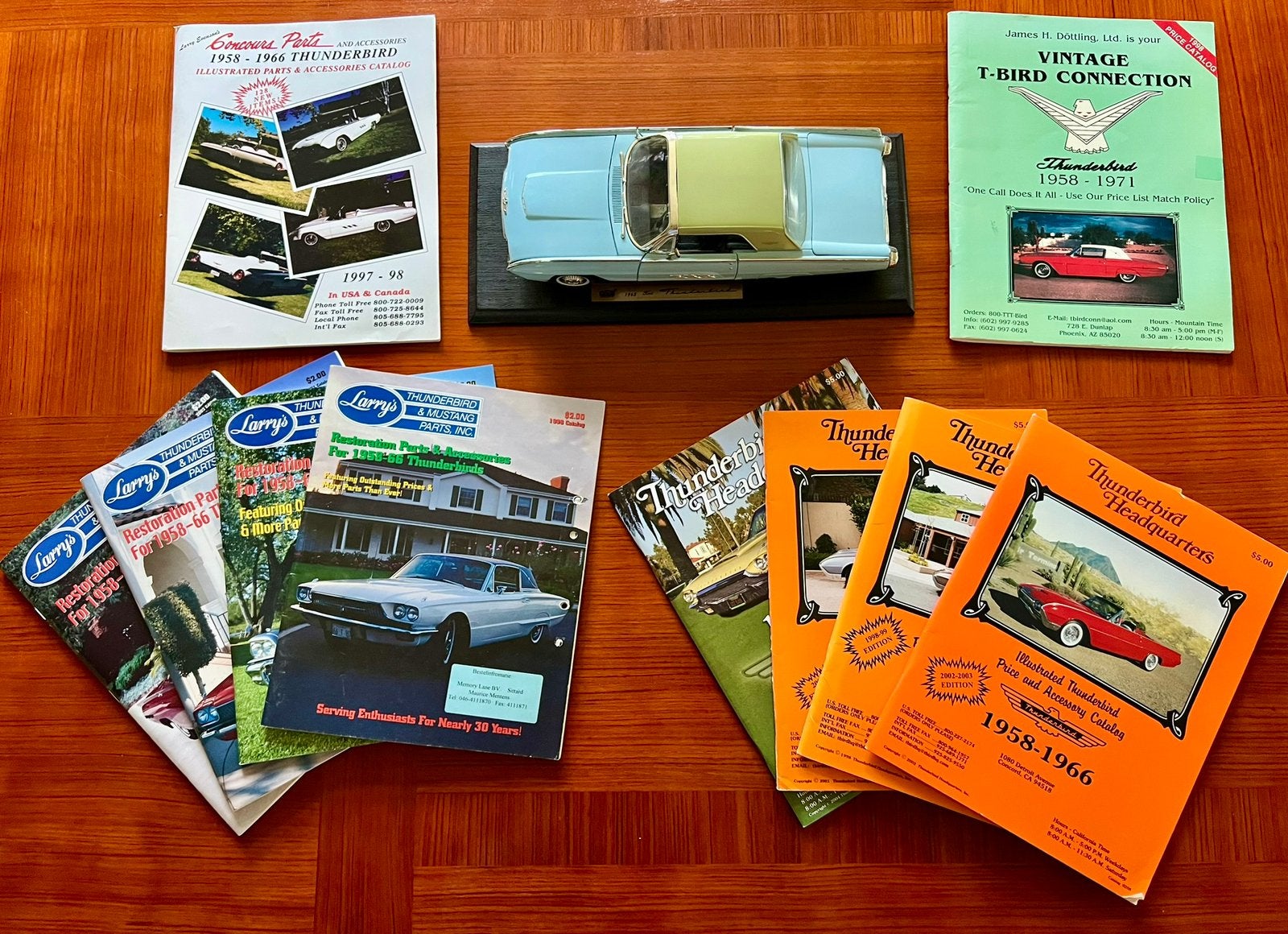 Ford Thunderbird 1963 1:18 + 10 catalogi Ford Thunderbirds, Ophalen of Verzenden, Zo goed als nieuw
