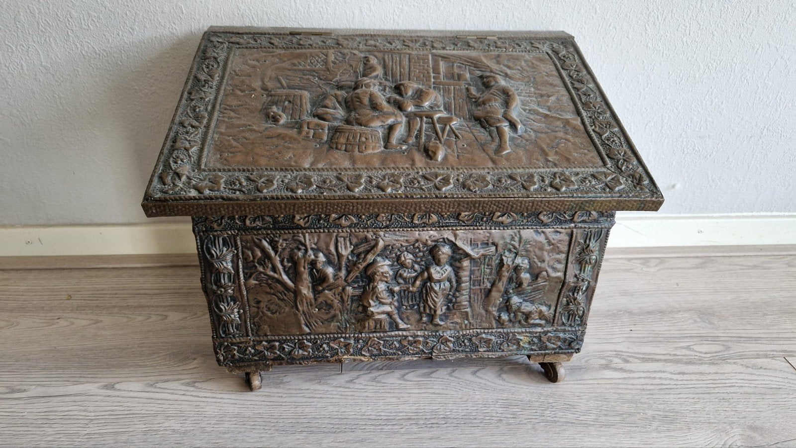 Antieke koperen kolenkit met reliëfdecoratie, Ophalen