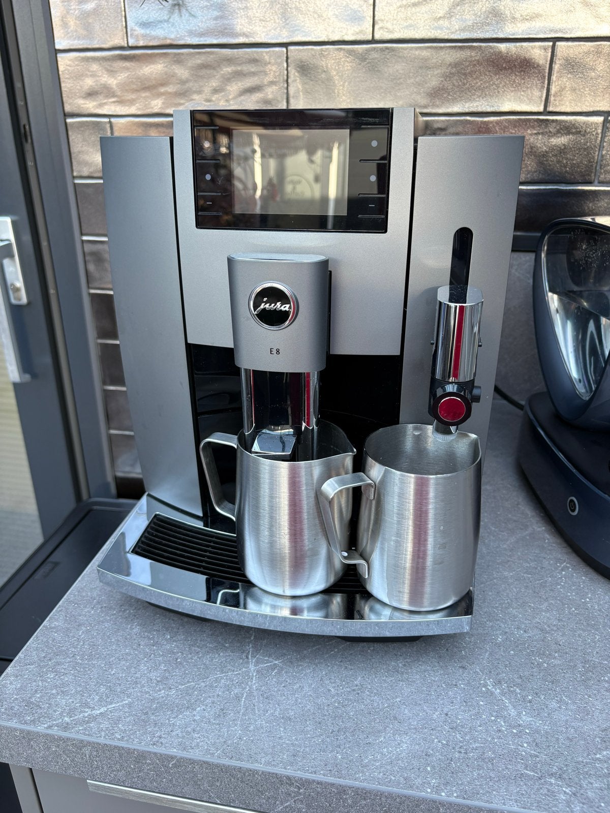Jura E8 koffiemachine met melkkoelkast, Afneembaar waterreservoir, 10 kopjes of meer, Koffiemachine, Zo goed als nieuw