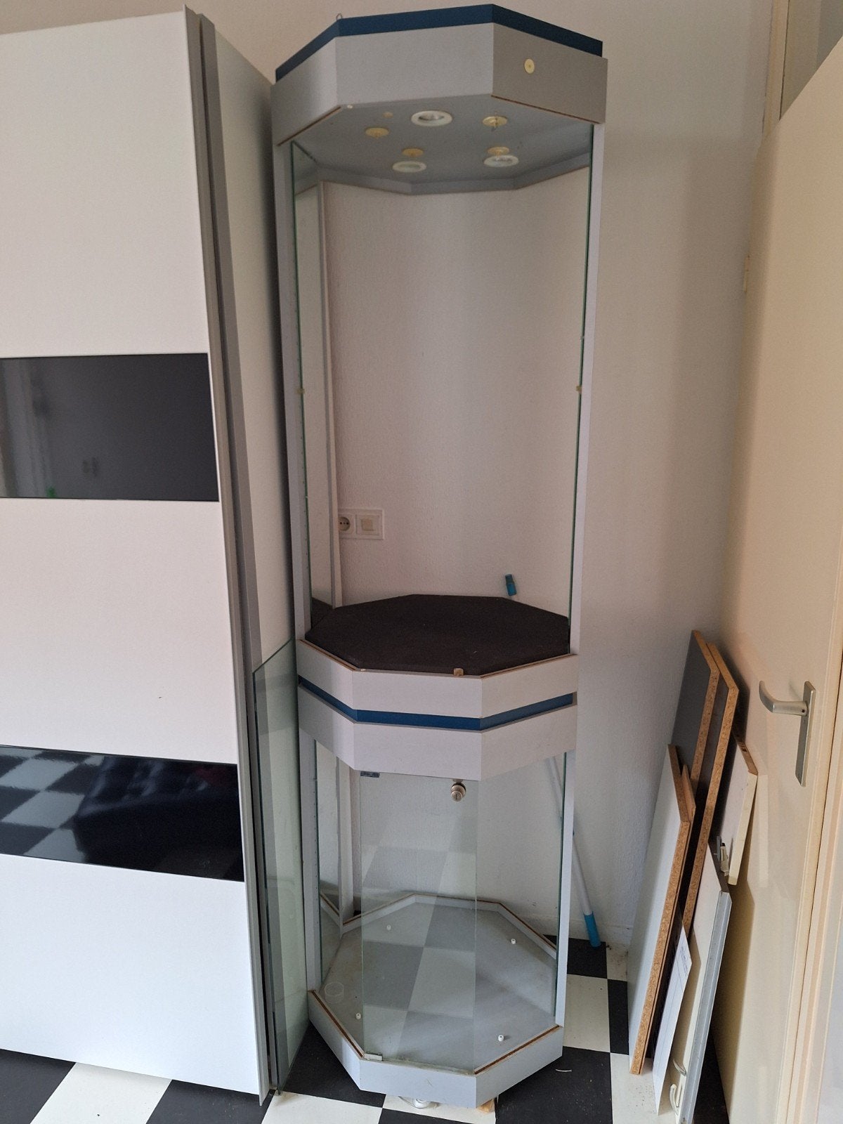 Glazen Vitrinekast met Verlichting - Zeshoekig Design, Huis en Inrichting, Kasten | Vitrinekasten, Minder dan 50 cm, Modern, Zeshoekig, Vitrine