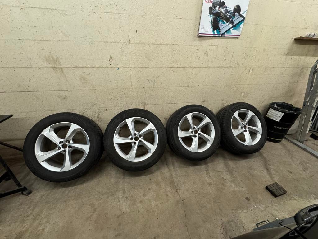 Originele 19 inch Jaguar f pace velgen met goede banden, Gebruikt, 255 mm, Banden en Velgen, Personenwagen