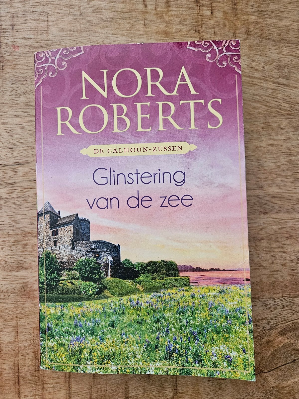 Nora Roberts - Glinstering van de zee (De Calhoun-zussen), Boeken, Ophalen of Verzenden, Gelezen, Nora Roberts, Nederland