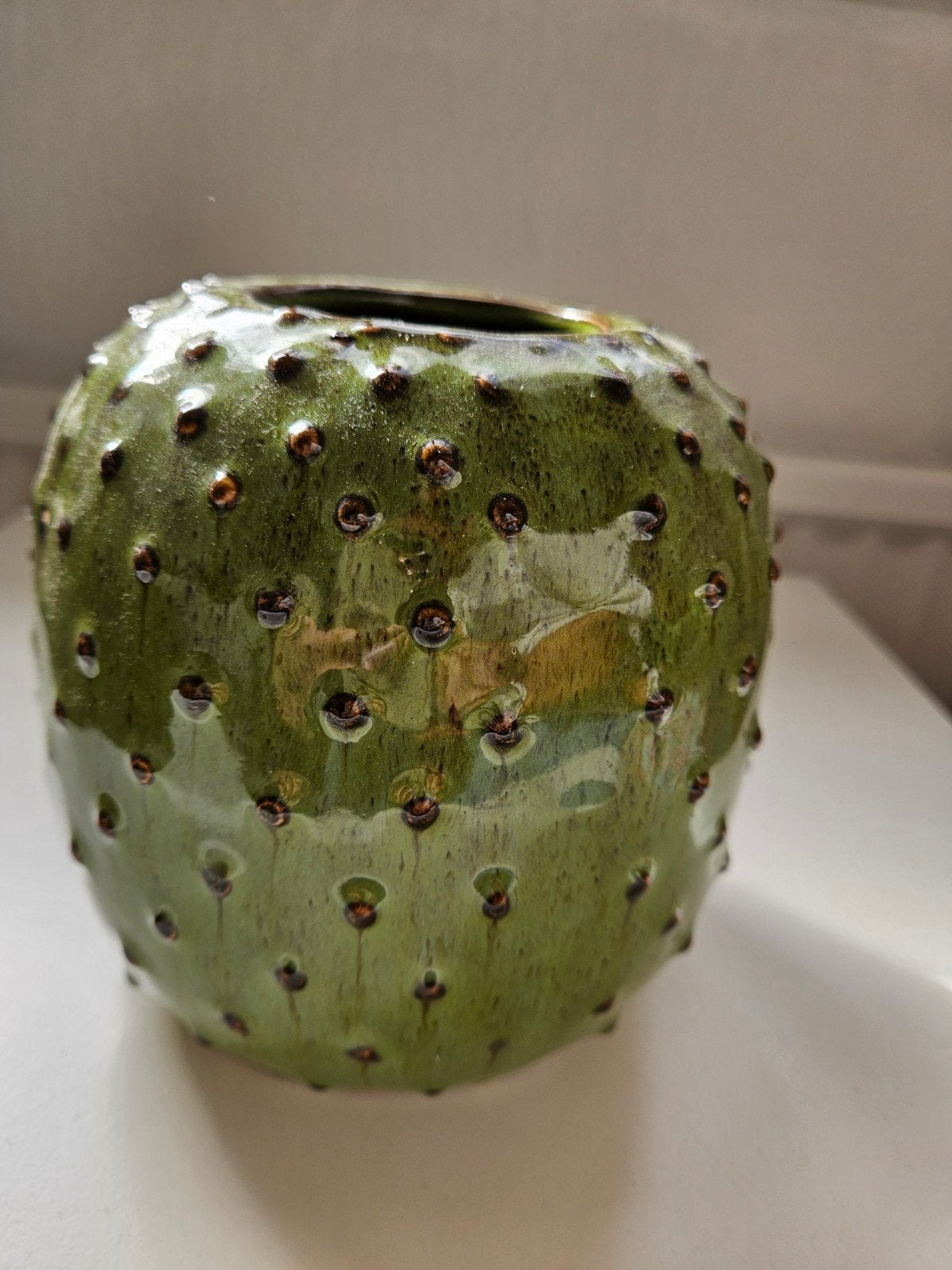 Groene keramische vaas met noppen - Uniek design, Met patroon/structuur, Ophalen of Verzenden, Zo goed als nieuw, Steen/keramiek