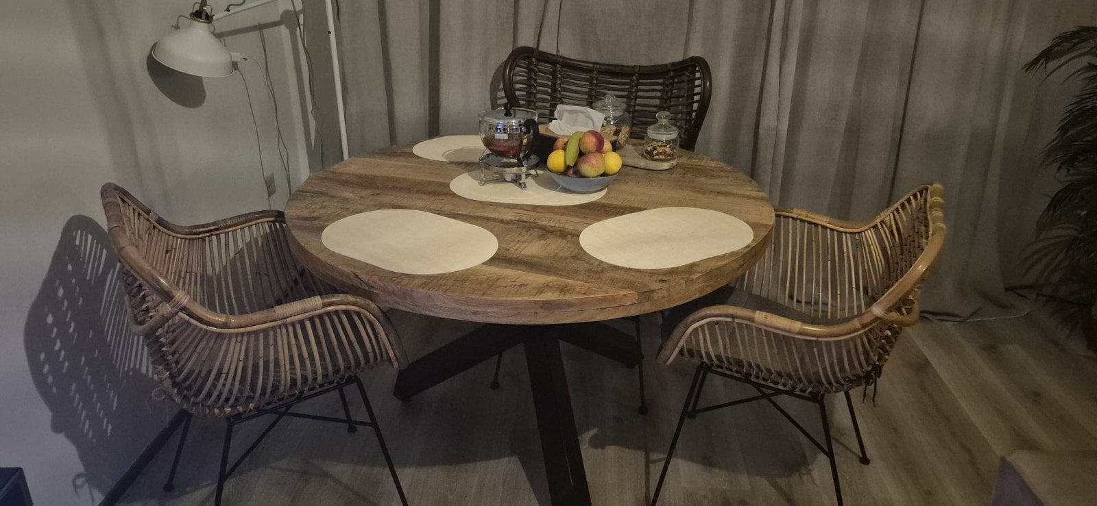 Houten eettafel met 3 bamboe stoelen, Gebruikt, Landelijke/natuurlijke uitstraling, Rond, Ophalen of Verzenden