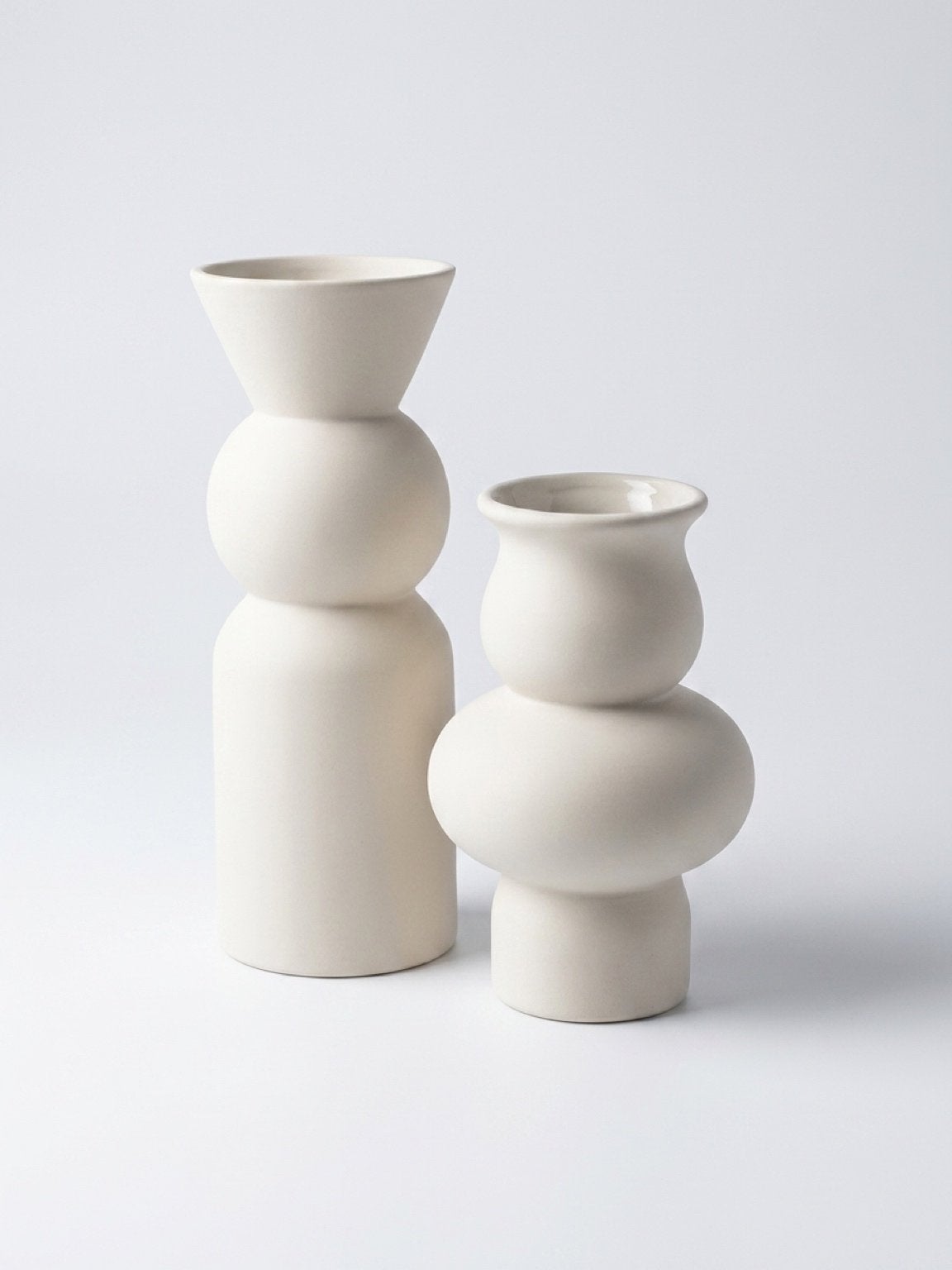 Set van 2 Crèmekleurige Keramische Vazen, Antiek en Kunst, Antiek | Vazen, Ophalen of Verzenden