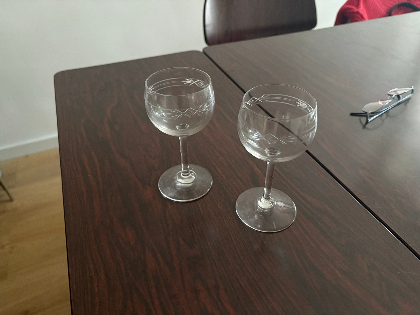 Set van 2 wijnglazen met gravure, Ophalen of Verzenden