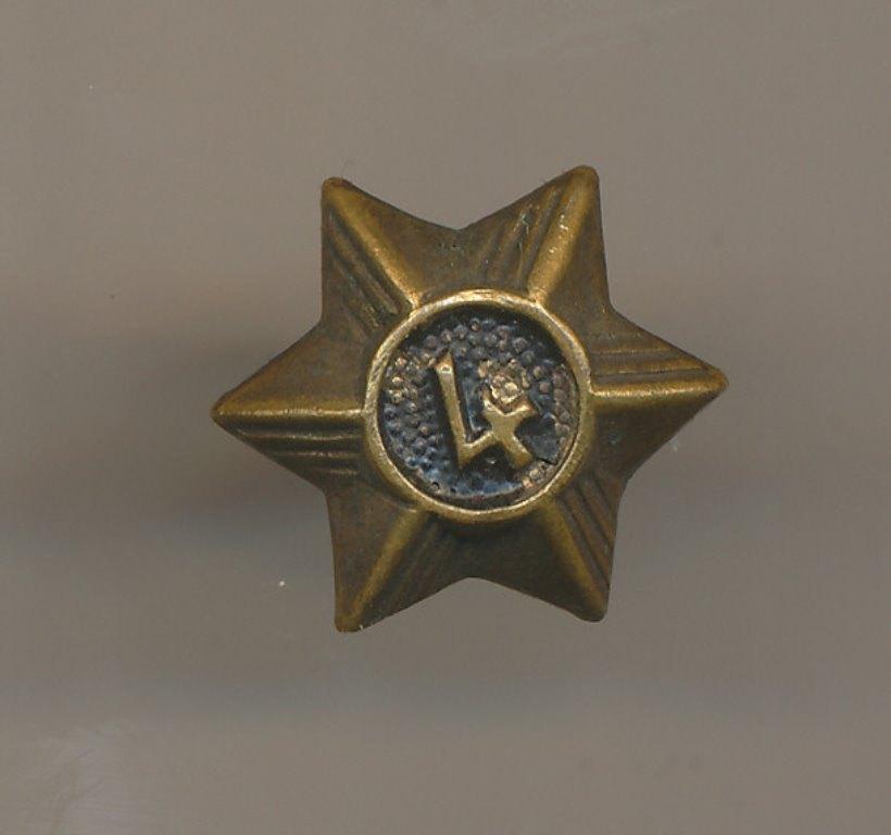 Antiek Militair Insigne - Gekroond Num 4 (4de Linieregiment), Verzenden, Landmacht, Nederland, Overige typen