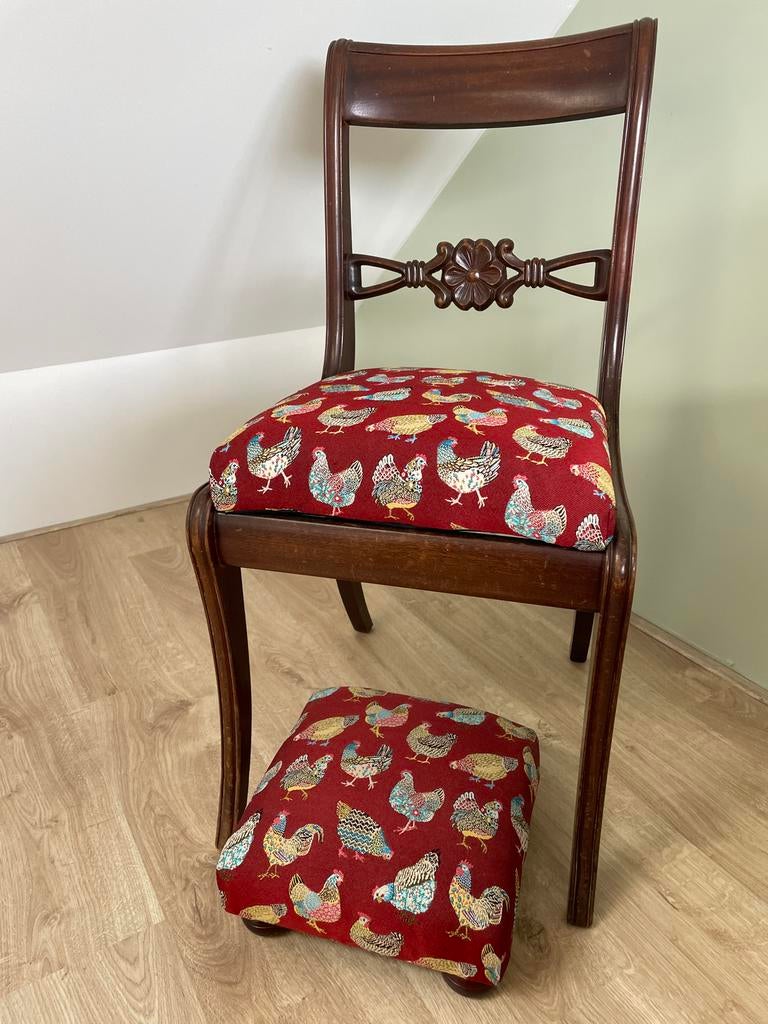Stoel met voetenbankje beide nieuwe vulling en bekleding, Antiek en Kunst, Ophalen