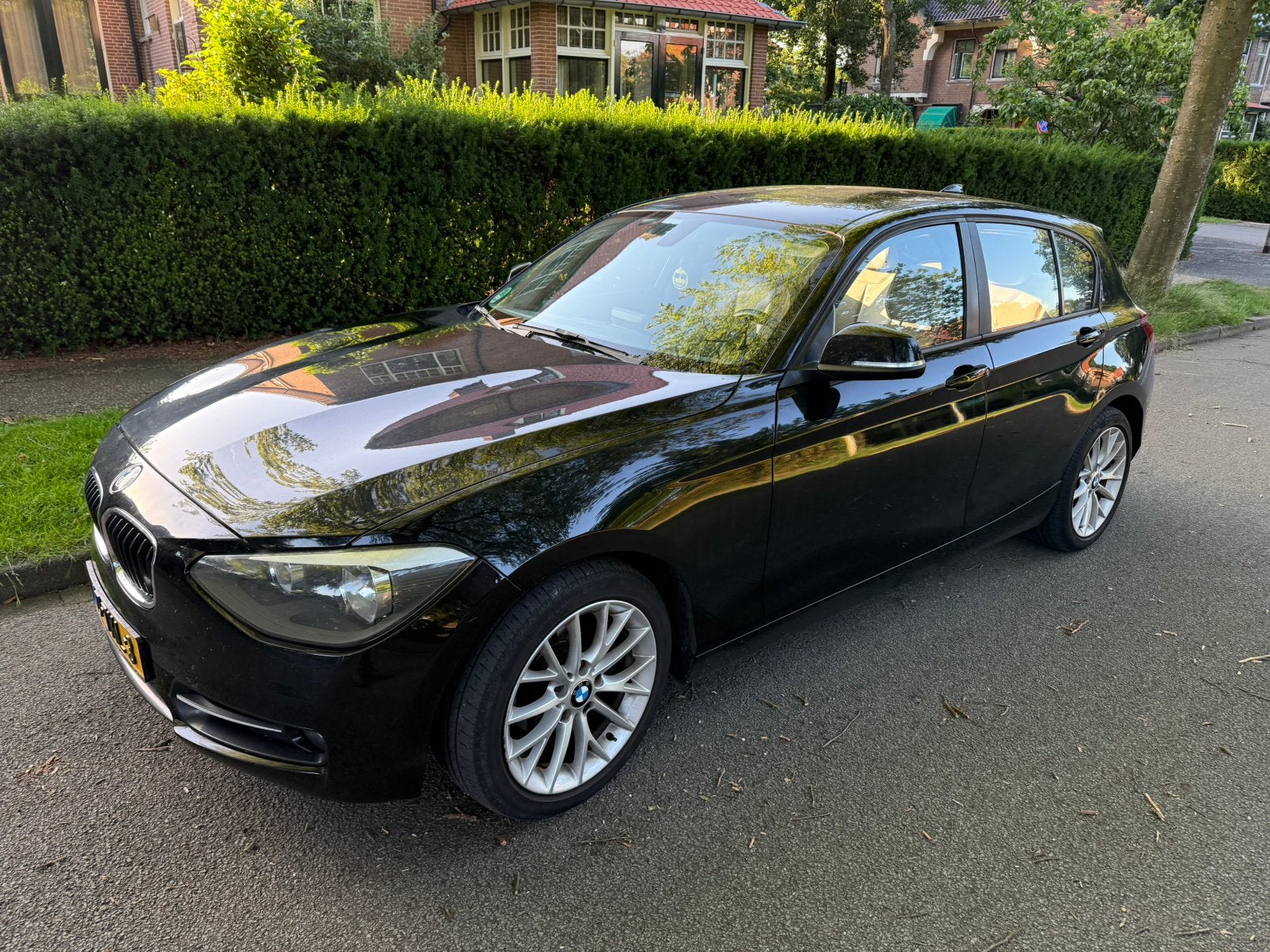 BMW 1-Serie 116I 100KW 5DR Aut8 2012 Zwart, Beige, 4 cilinders, Elektrische buitenspiegels, Zwart