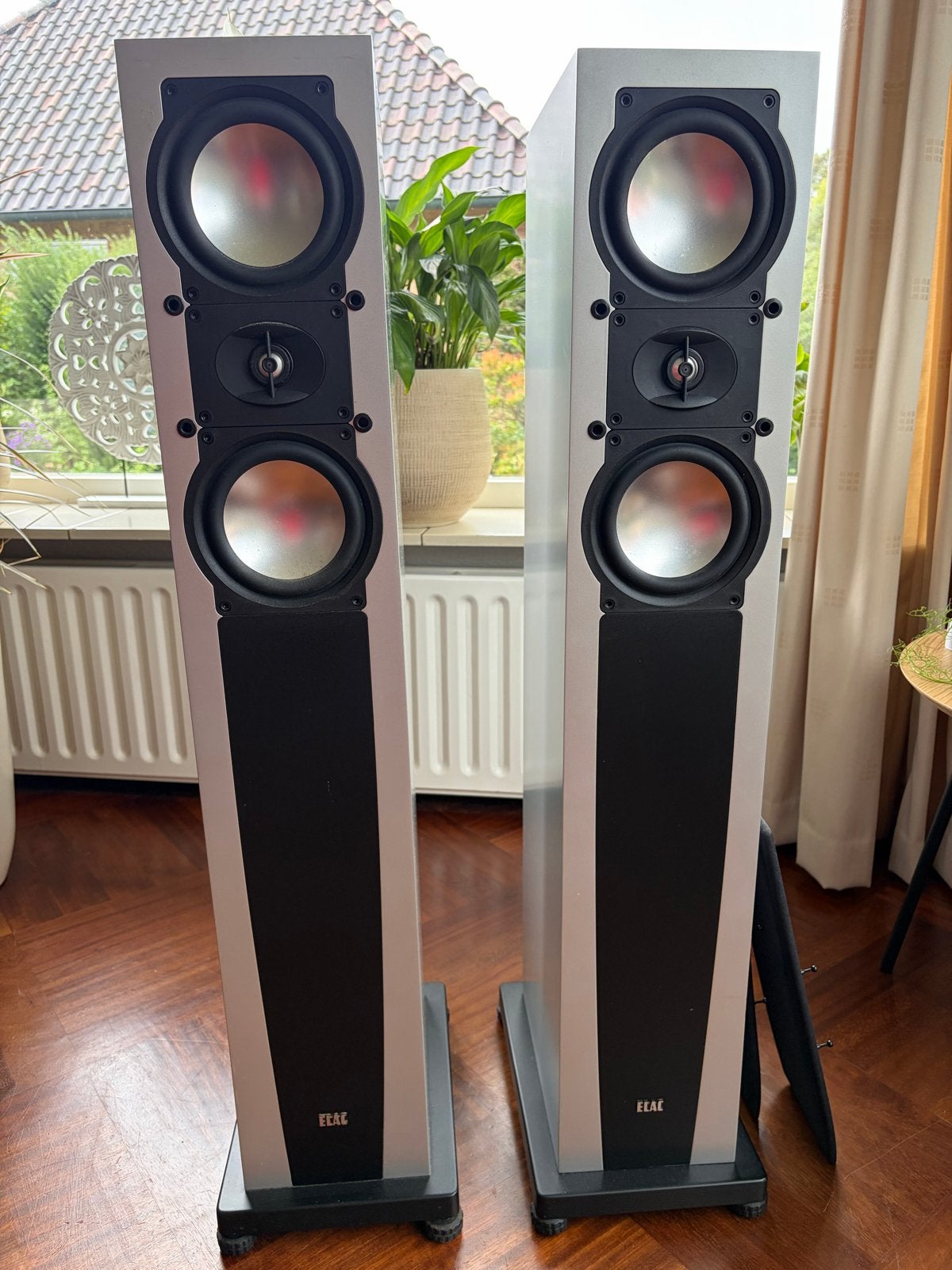Elac 207 Zilver Vloerstaande Luidsprekers - Set, Audio, Tv en Foto, Vloerstaande luidspreker, Gebruikt, 120 tot 150 watt, Basreflex