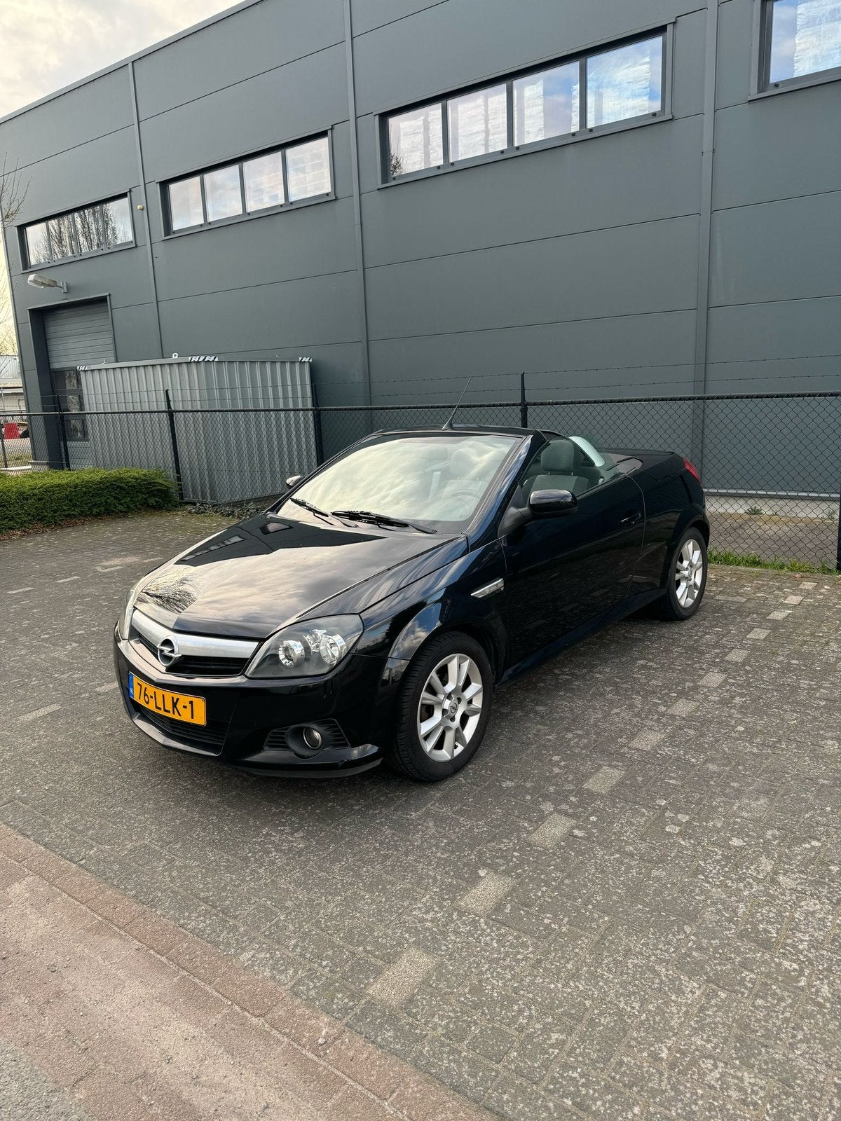 Opel Tigra 1.8 16V Twintop 2005 Zwart | Cabrio |Groot scherm, Auto's, 125 pk, 4 cilinders, 1796 cc, Zwart
