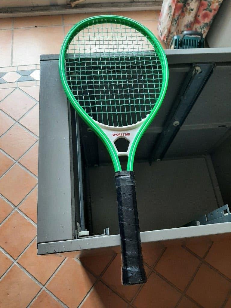 Tennis speelgoedracket  lengte 61 cm (blad 25 bij 33 cm), Ophalen, Gebruikt