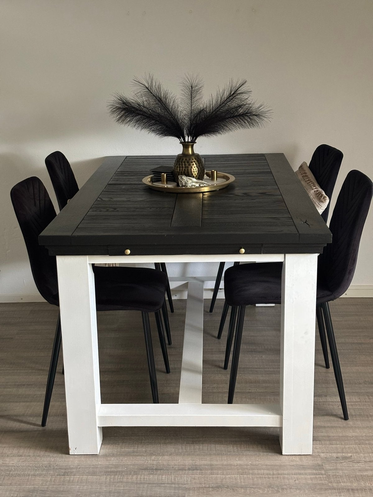 Uitschuifbare eettafel met zwart blad en witte poten, Huis en Inrichting, Tafels | Eettafels, Ophalen, Gebruikt, 50 tot 100 cm